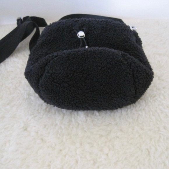 Lulu Lemon Crossbody Fleece Bucket Bag 2.5L - Picture 9 of 14